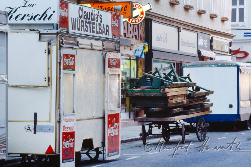 Brunnenmarkt, closed stands on evening