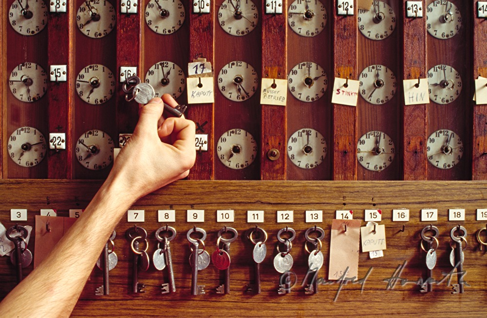 Hermannbad, watches, visitor hangs up a key