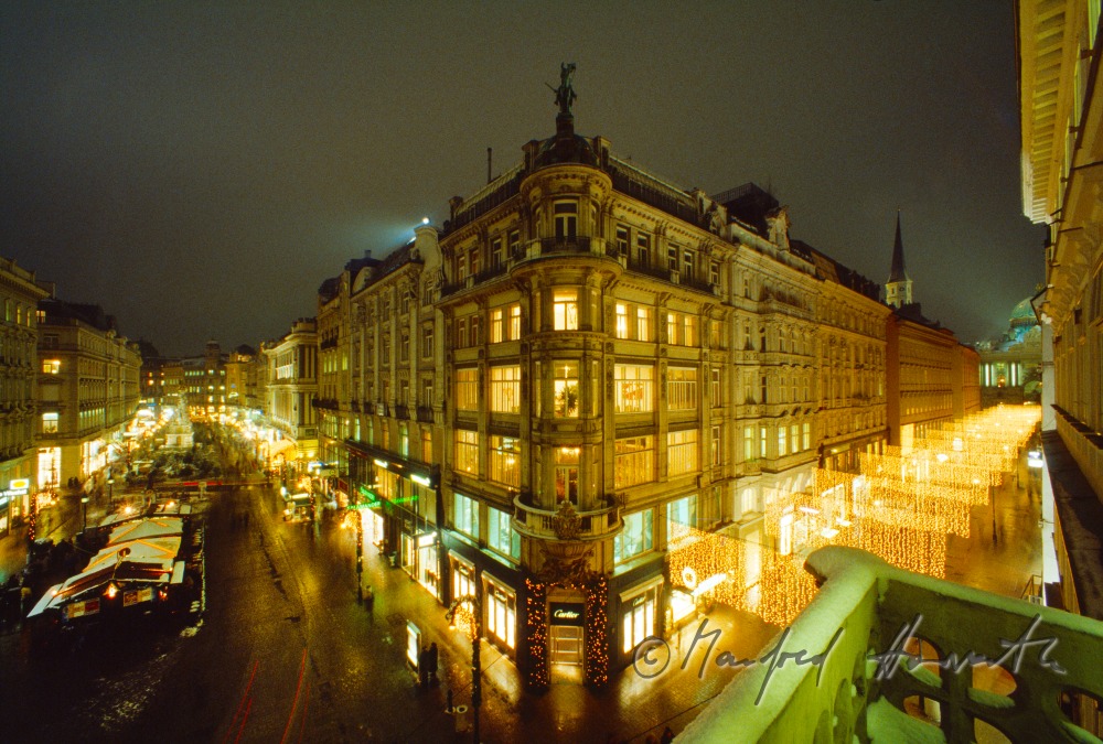 Graben and Kohlmarkt with Christmas illuminations