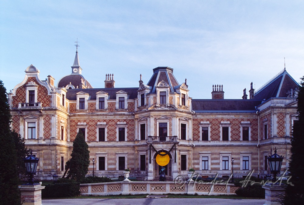 the front side of the Hermesvilla