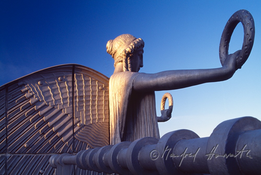 Wiener Postsparkasse, angel on the roof