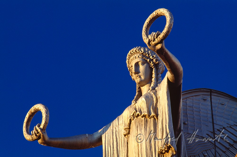Wiener Postsparkasse, angel on the roof