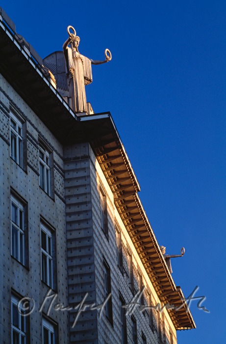 Wiener Postsparkasse, angel on the roof