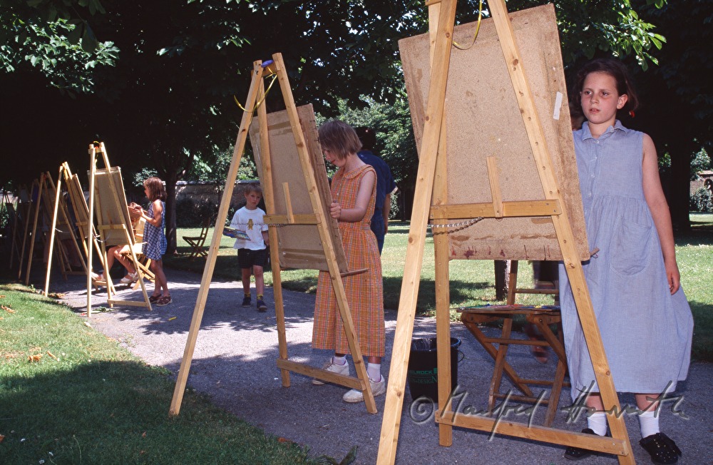 children with scaffoldings during a painting workshop