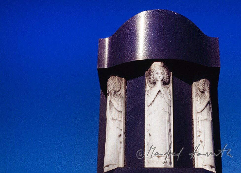 Art Deco Grave
