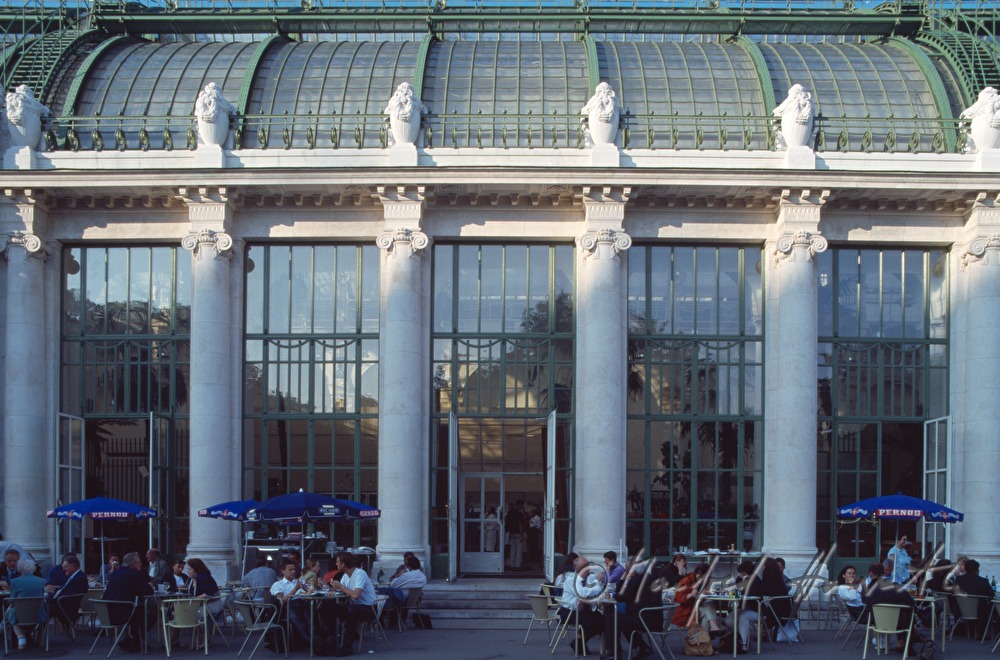 visitors on the terrace in front of the Palmenhaus (palm house)