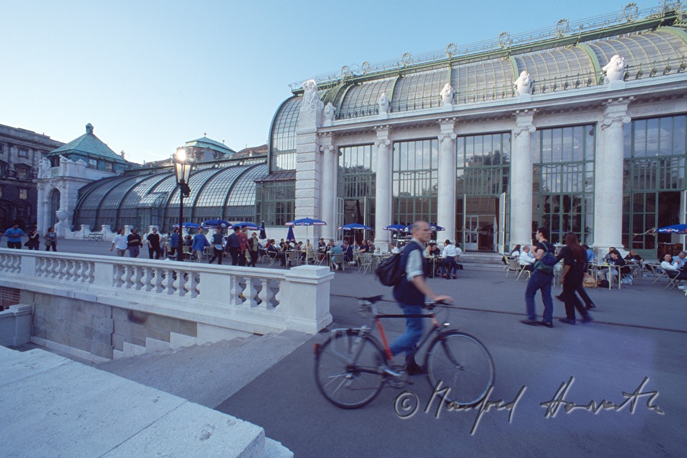 visitors on the terrace in front of the Palmenhaus (palm house)
