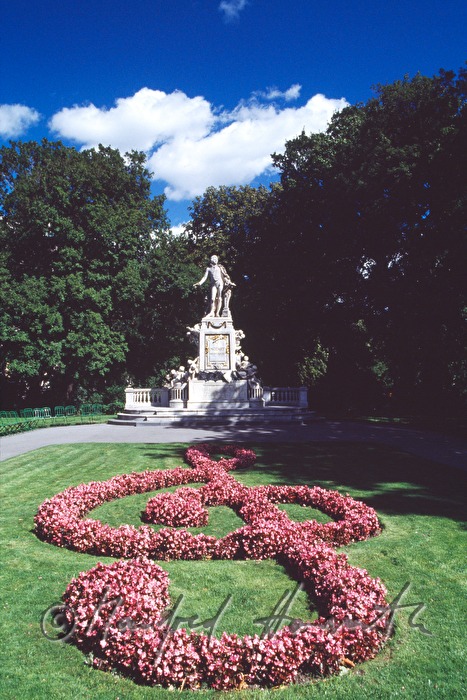 Mozart-monument and clef made of flowers