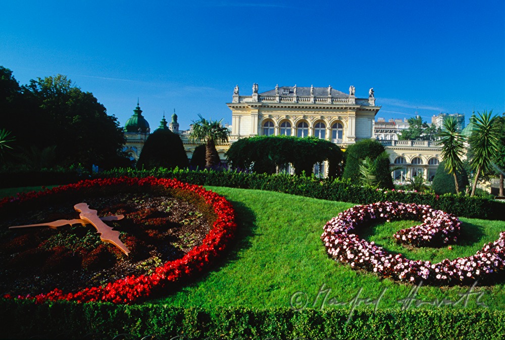 Huebner ‎Kursalon and flower beds
