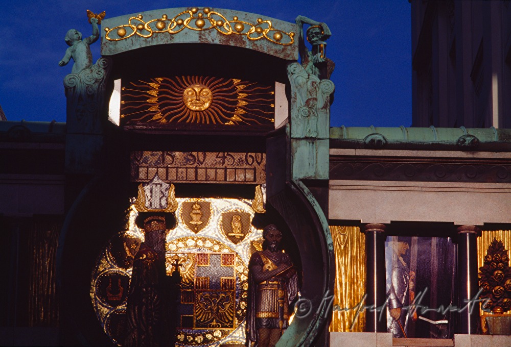 Ankeruhr on the building of the Anker Insurance