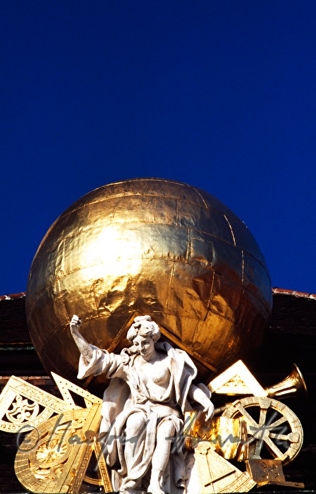 statue on the roof of the Imperial Library