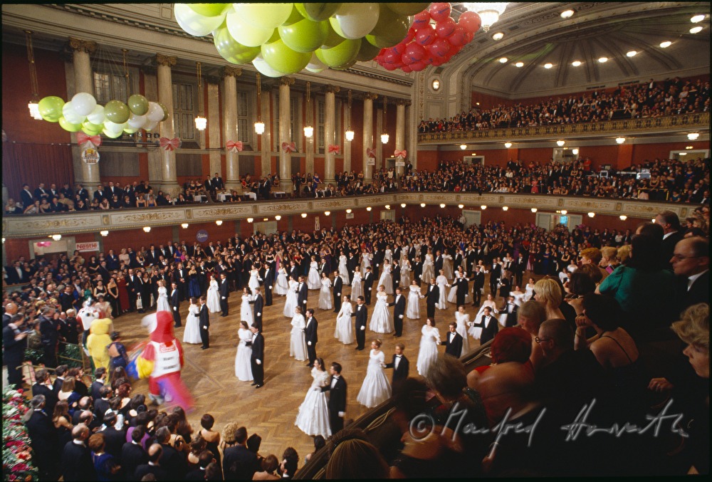 Polonaise at the Bonbonball