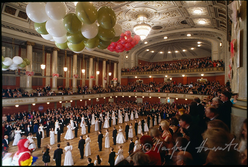 Polonaise at the Bonbonball