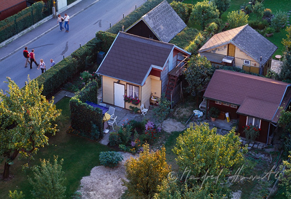 tiny houses and gardens (