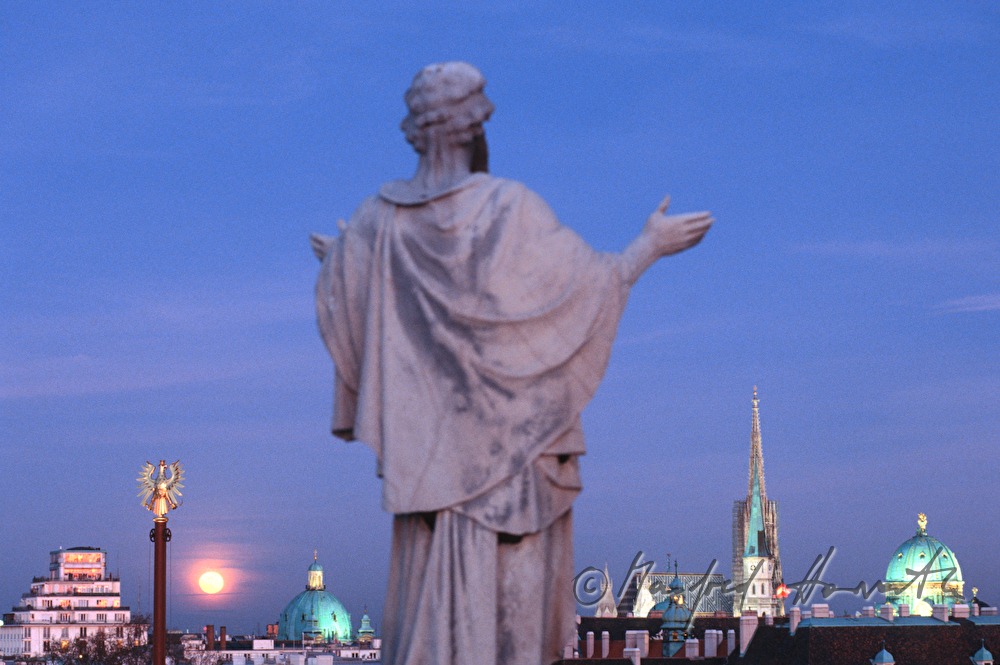 statue of Parliament-roof, panoramic view