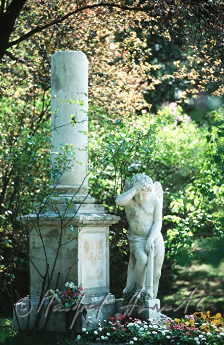 Mozart grave over mass grave