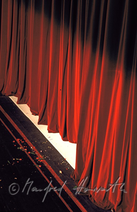 final curtain with flowers