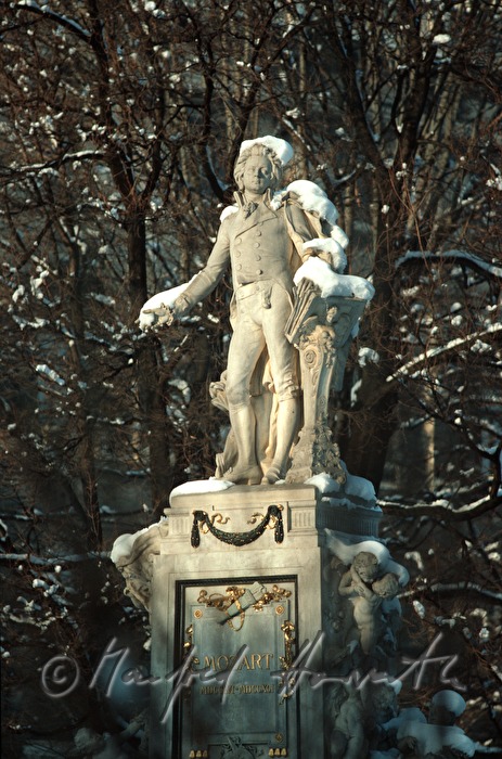 Mozart statue, treble clef made of flowers