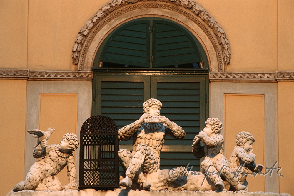 Papageno-statue over entrance door