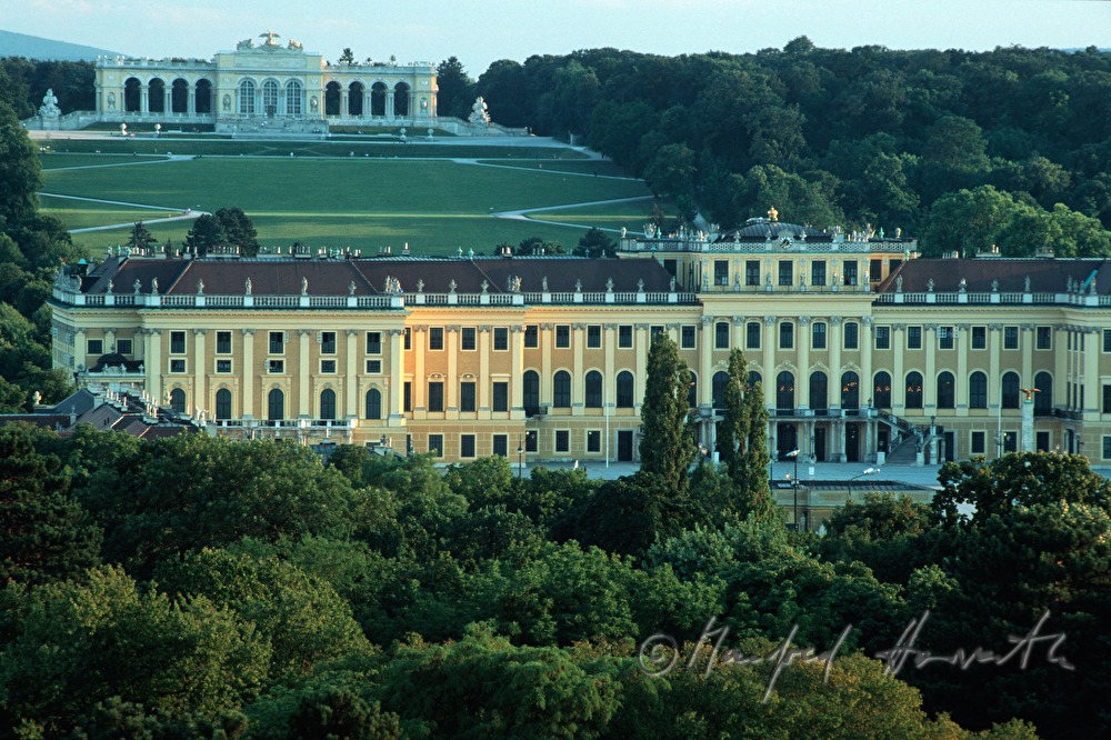 Castle Schoenbrunn and Gloriette