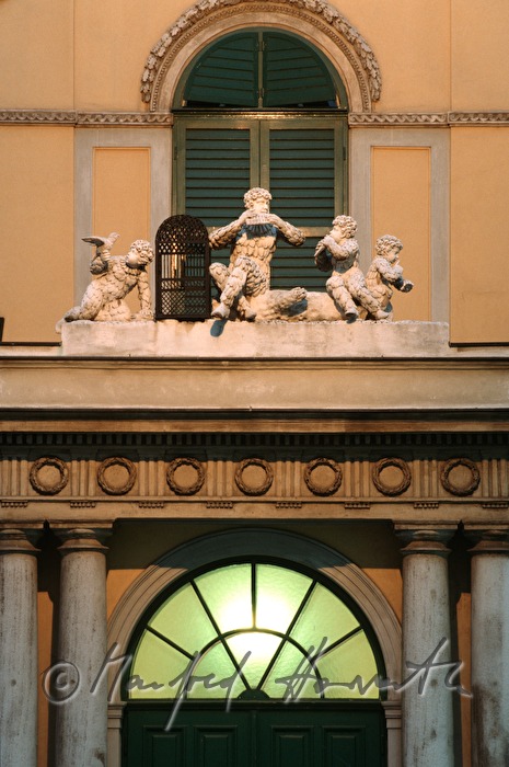 Papageno-statue over entrance door