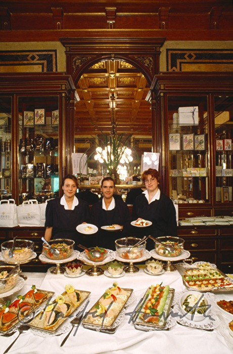 KuK Hofzuckerbäcker Demel, Demelinerinnen (waitresses)