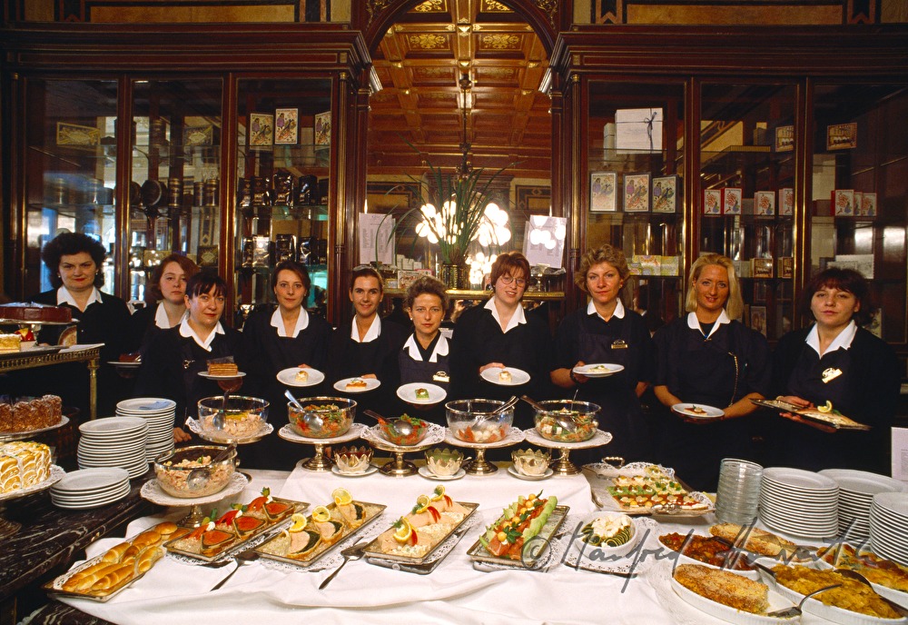 KuK Hofzuckerbäcker Demel, Demelinerinnen (waitresses)
