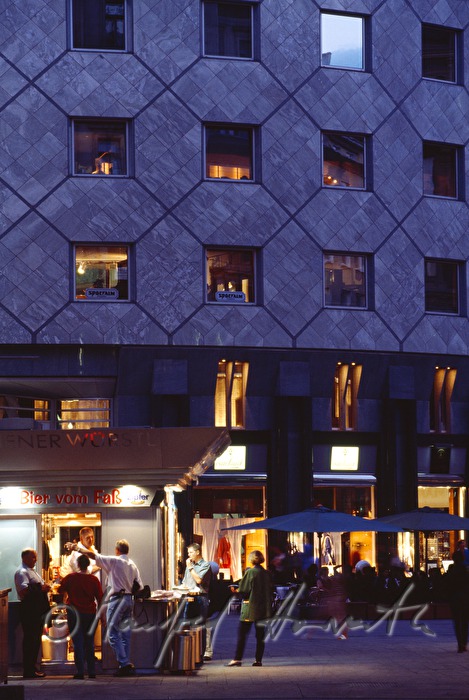 people at the wurst stand (Würstelstand)