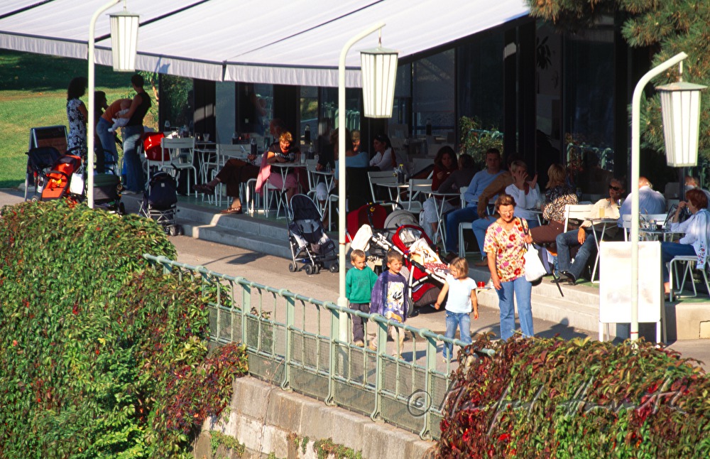 visitors on the terrace in the Stadtpark