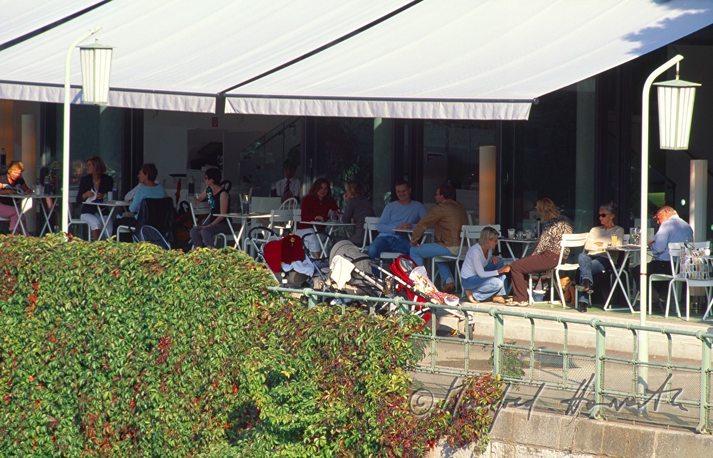 visitors on the terrace in the Stadtpark