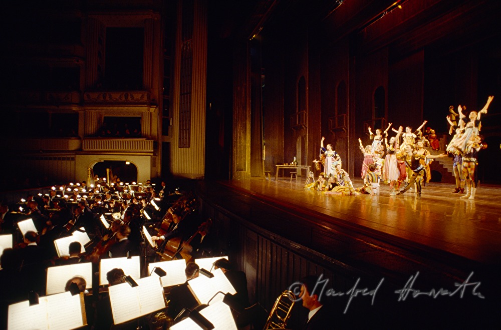 final applause of the ballet piece 