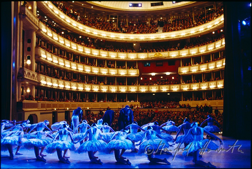 final applause of the ballet piece 
