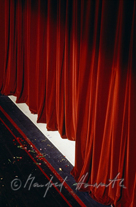 final applause of the ballet piece 
