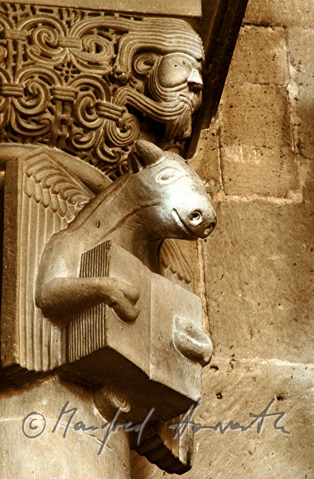 Schoengrabern, church, detail of column