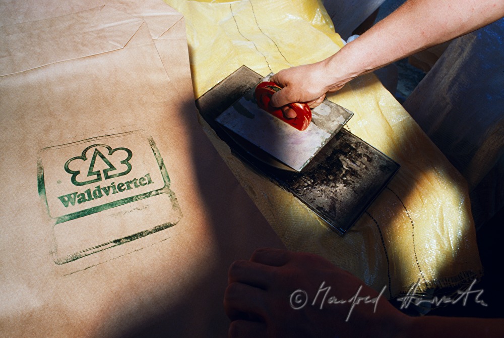 chopping of a sack with poppy seed