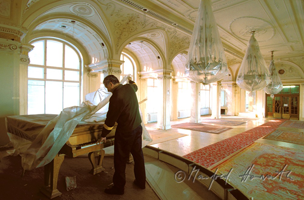 Hotel Suedbahn (Suedbahnhotel), music hall