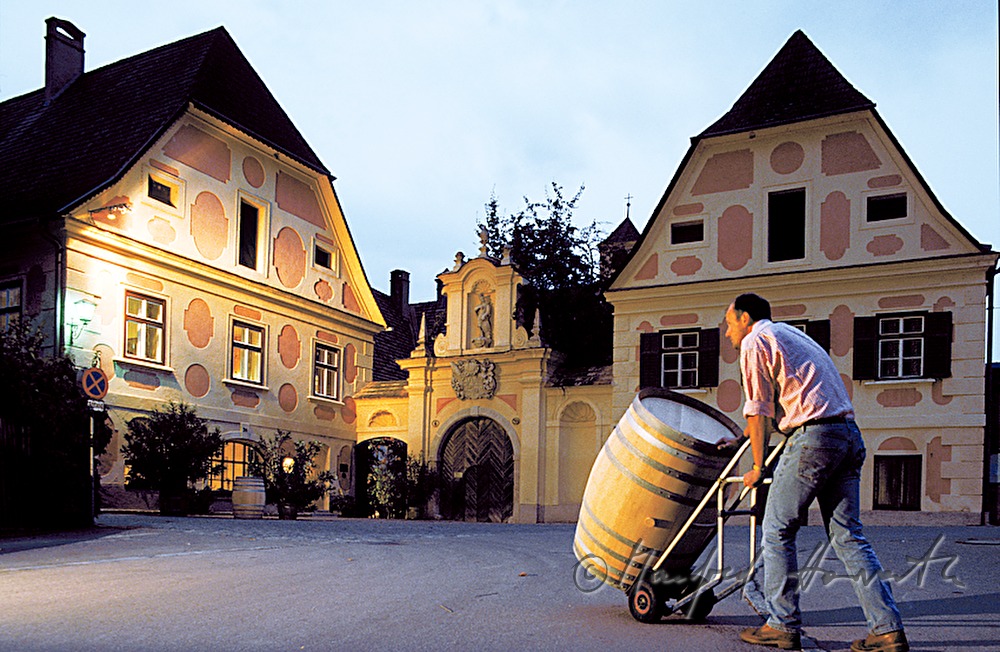 vintner Karl Holzapfel with an Oak barrel
