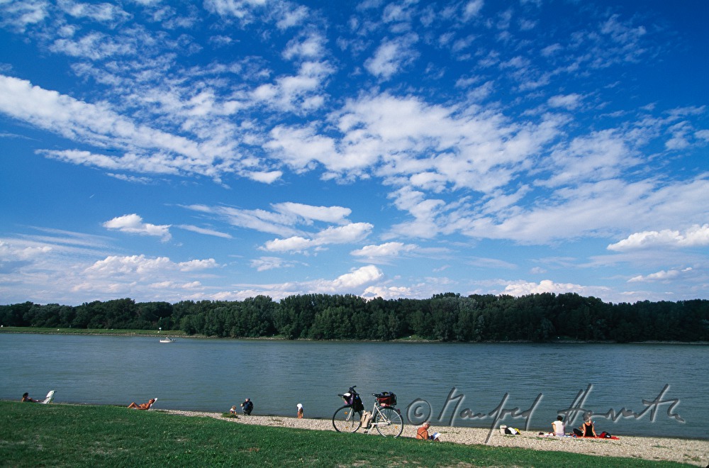 spa guests on the shore of the Danube of 