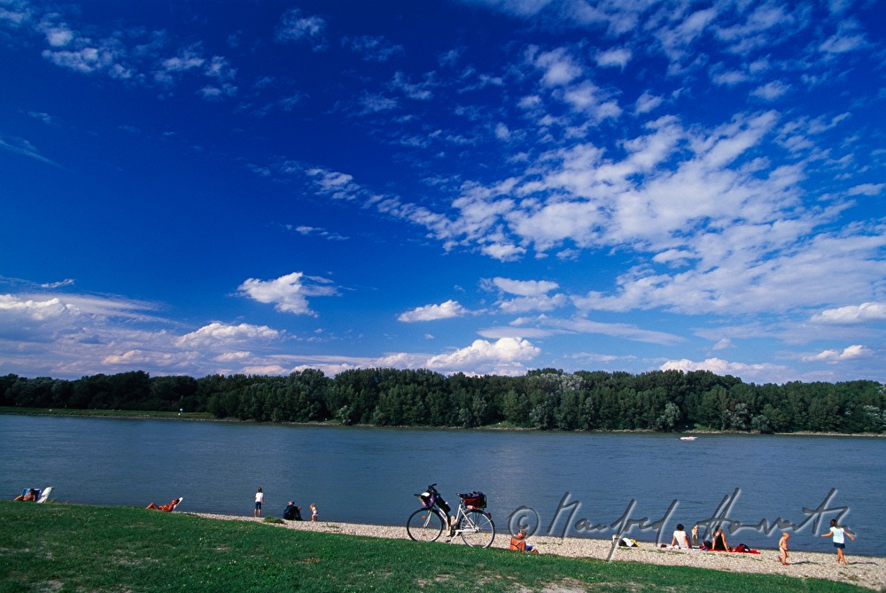 spa guests on the shore of the Danube