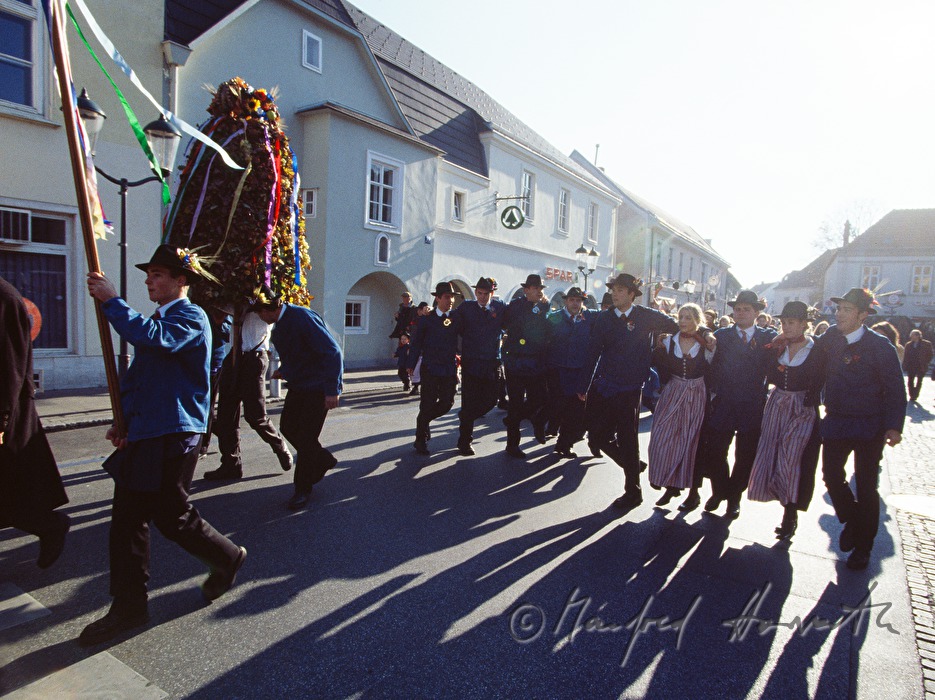 custom: dancing people at the Hiata parade