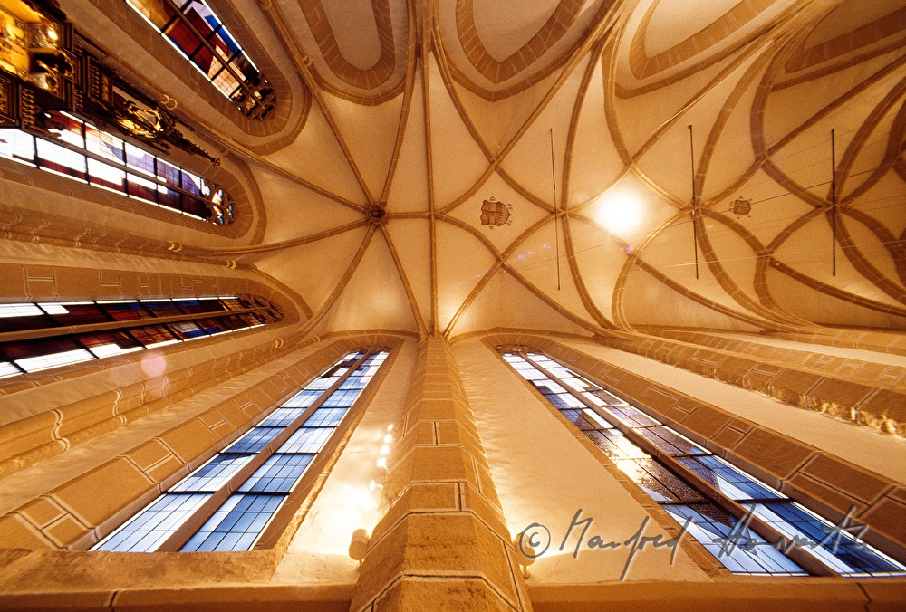 Spitalskirche, ribbed vault and windows with reverse painting on glass