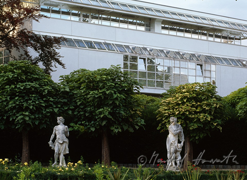 baroque garden sculptures in the Zellpark