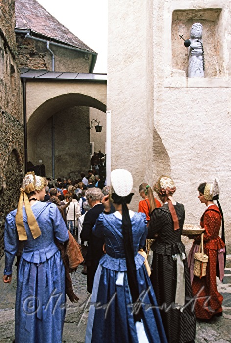 visitors of the mass on Thanksgiving Day