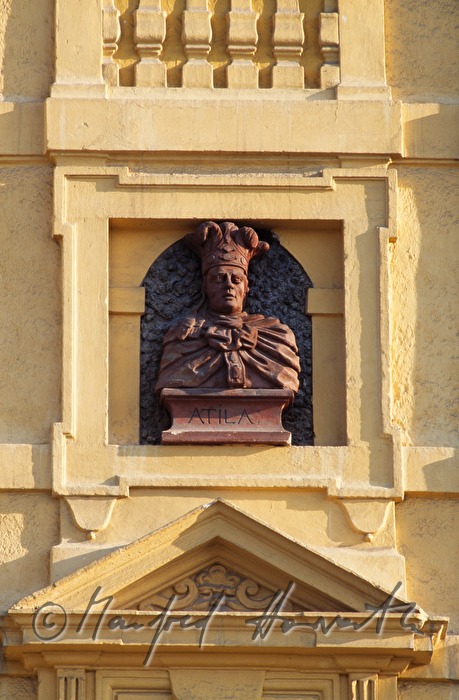 bust of Attila in a niche of the fassade
