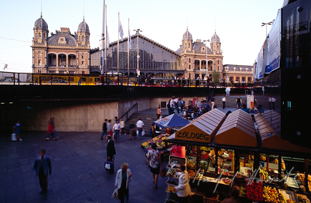 Budapest Western railway station, Karl Marx' Court