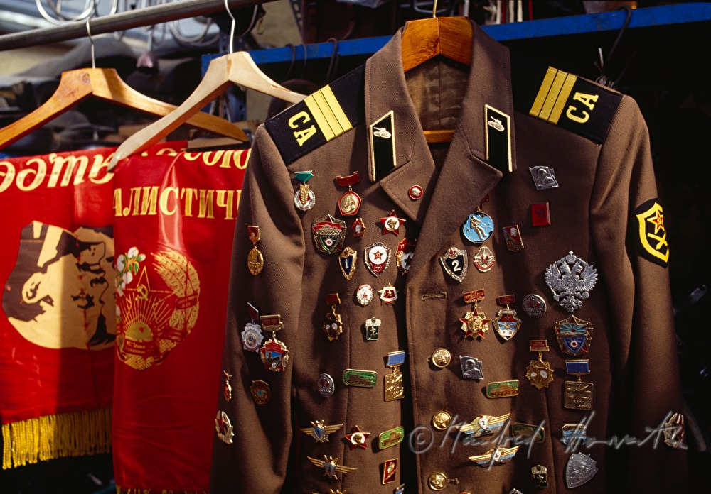 Ecseri Flea Market, kommunist uniform