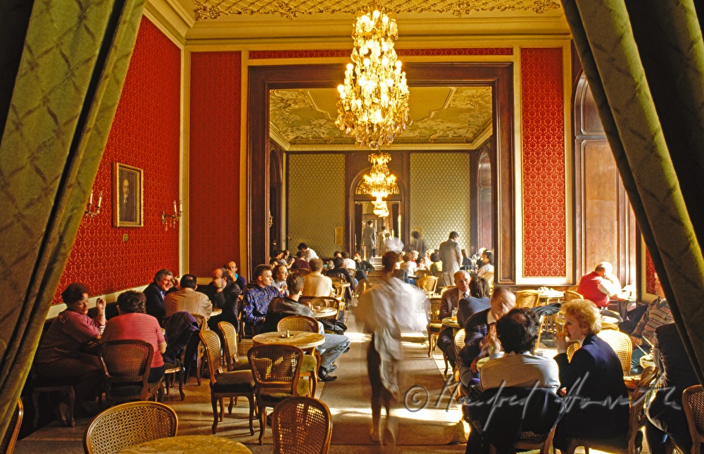Café Gerbeaud, guests in the tearoom