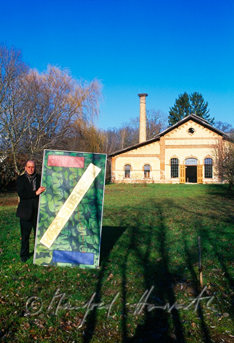 painter Franz Vana in front of his studio