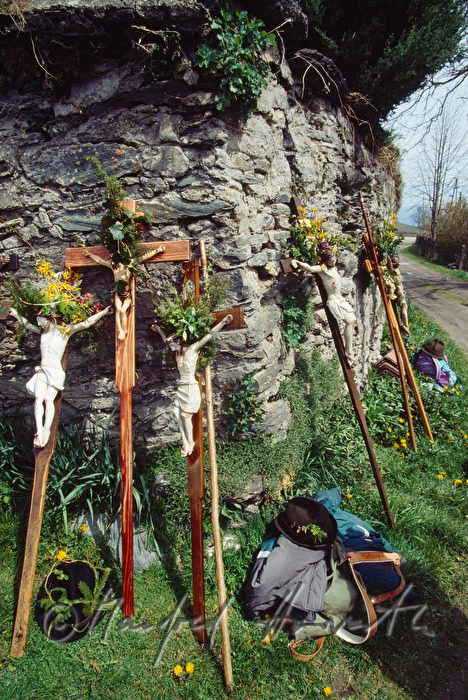 pilgrims have a break and leave the crosses
