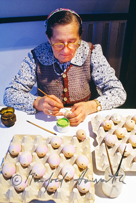 painting easter eggs with watercolour